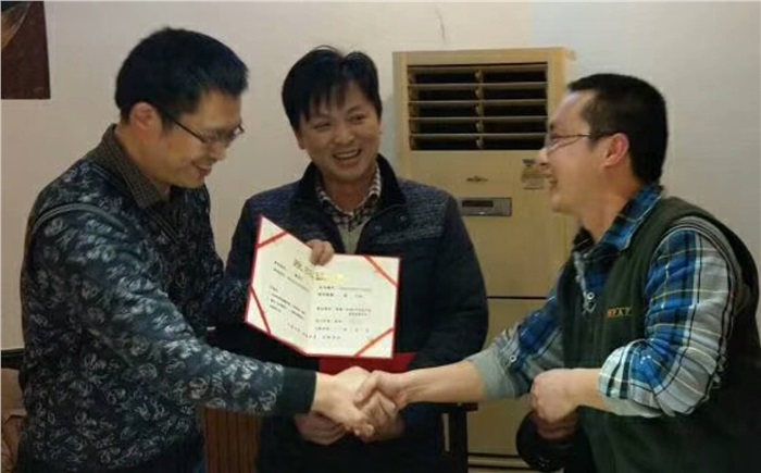 年度總結(jié)暨表彰會，員工喜領股權證書、榮譽證書和獎金